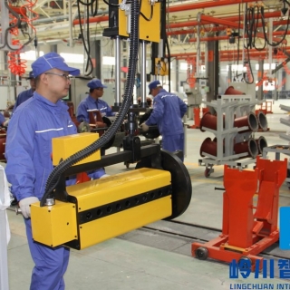 輪胎（tāi）擰緊機