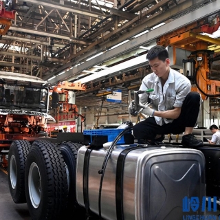 重卡（kǎ）組裝流水線